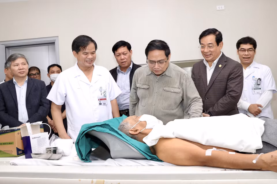 Sáng 11/4, Thủ tướng Phạm Minh Chính đi kiểm tra tình hình cung ứng thuốc, trang thiết bị, vật tư y tế phục vụ khám chữa bệnh và chăm sóc sức khỏe nhân dân tại một số bệnh viện trên địa bàn Hà Nội. (Ảnh: Dương Giang/TTXVN)
