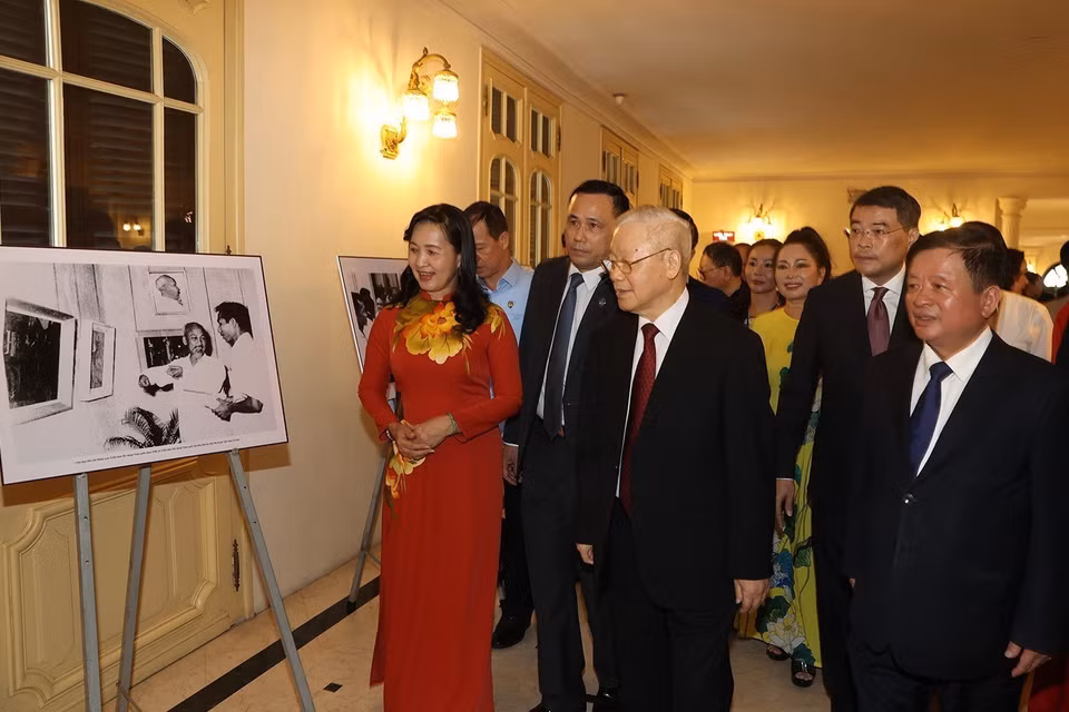 Tổng Bí thư Nguyễn Phú Trọng xem một số hình ảnh trưng bày tại buổi lễ. (Ảnh: Trí Dũng/TTXVN)