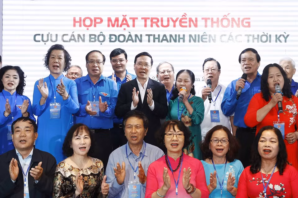 Chủ tịch nước Võ Văn Thưởng với các đại biểu dự buổi họp mặt. (Ảnh: Thống Nhất/TTXVN)