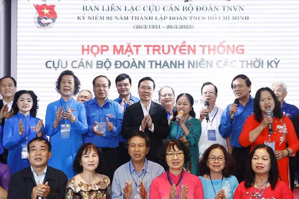 Chủ tịch nước Võ Văn Thưởng với các đại biểu dự buổi họp mặt. (Ảnh: Thống Nhất/TTXVN)