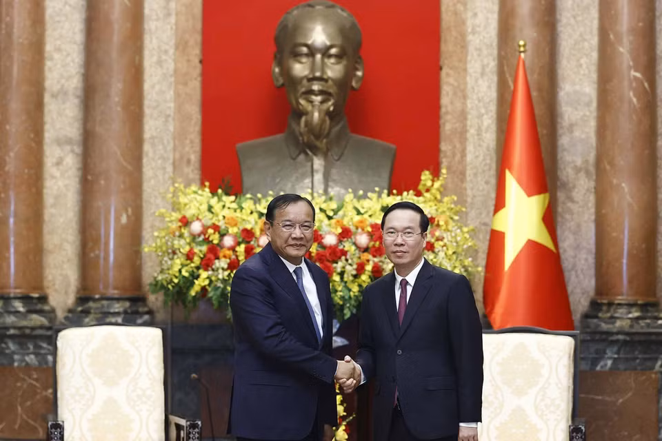 Chủ tịch nước Võ Văn Thưởng và Phó Thủ tướng, Bộ trưởng Ngoại giao và Hợp tác quốc tế Campuchia Prak Sokhonn. (Ảnh: Thống Nhất/TTXVN)