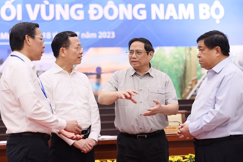Thủ tướng Phạm Minh Chính trao đổi với đại biểu tham dự hội nghị. (Ảnh: Dương Giang/TTXVN)