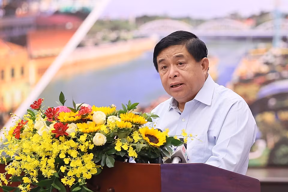 Bộ trưởng Bộ Kế hoạch và Đầu tư Nguyễn Chí Dũng báo cáo Kế hoạch triển khai hoạt động của Hội đồng Điều phối Vùng Đông Nam Bộ 6 tháng cuối năm. (Ảnh: Dương Giang/TTXVN) 