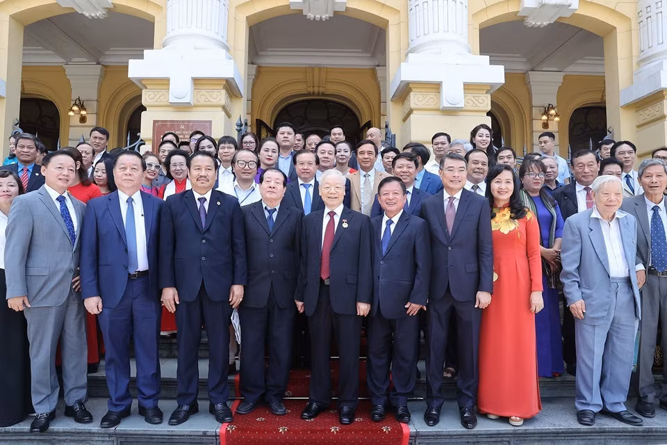 Tổng Bí thư Nguyễn Phú Trọng với các đại biểu chụp ảnh chung. (Ảnh: Trí Dũng/TTXVN)