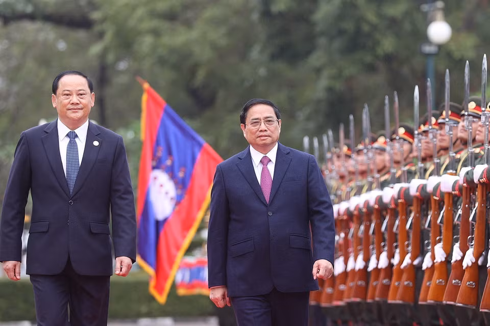 Thủ tướng Phạm Minh Chính và Thủ tướng Lào Sonexay Siphandone duyệt đội danh dự. (Ảnh: Dương Giang/TTXVN