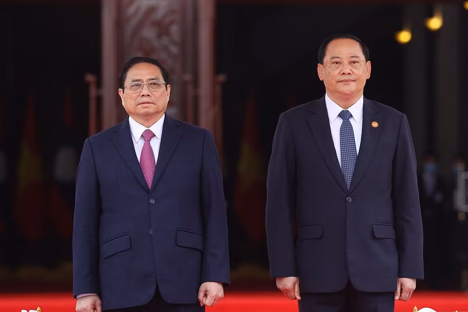 Thủ tướng Phạm Minh Chính và Thủ tướng Lào Sonexay Siphandone tại lễ đón. (Ảnh: Dương Giang/TTXVN)