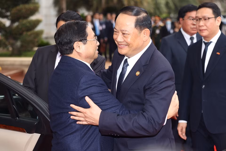 Thủ tướng Lào Sonexay Siphandone đón Thủ tướng Phạm Minh Chính. (Ảnh: Dương Giang/TTXVN)