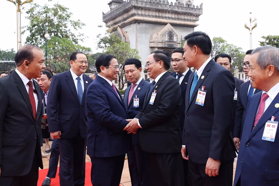 Thủ tướng Lào Sonexay Siphandone giới thiệu các thành viên Đoàn đại biểu cấp cao Lào với Thủ tướng Phạm Minh Chính. (Ảnh: Dương Giang/TTXVN)