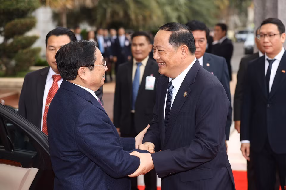 Thủ tướng Lào Sonexay Siphandone đón Thủ tướng Phạm Minh Chính. (Ảnh: Dương Giang/TTXVN)