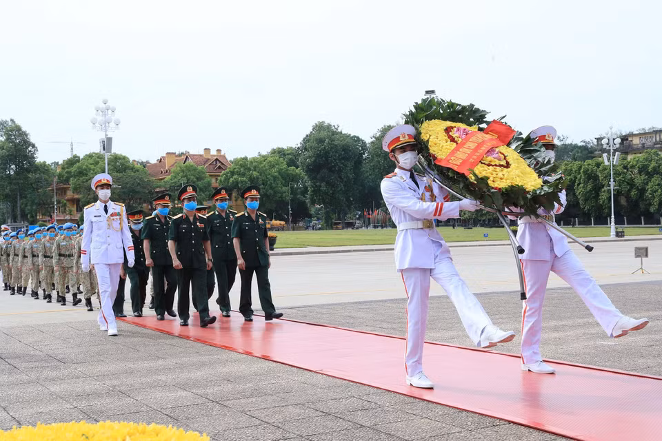 Các sỹ quan của Bệnh viện dã chiến cấp 2 số 2 và sỹ quan hoạt động độc lập đặt vòng hoa và vào Lăng viếng Chủ tịch Hồ Chí Minh. (Ảnh: Trọng Đức/TTXVN)
