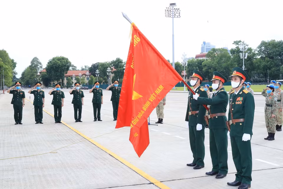 Các sỹ quan của Bệnh viện dã chiến cấp 2 số 2 và làm nhiệm vụ gìn giữ hòa bình Liên hợp quốc báo công dâng Bác. (Ảnh: Trọng Đức/TTXVN)