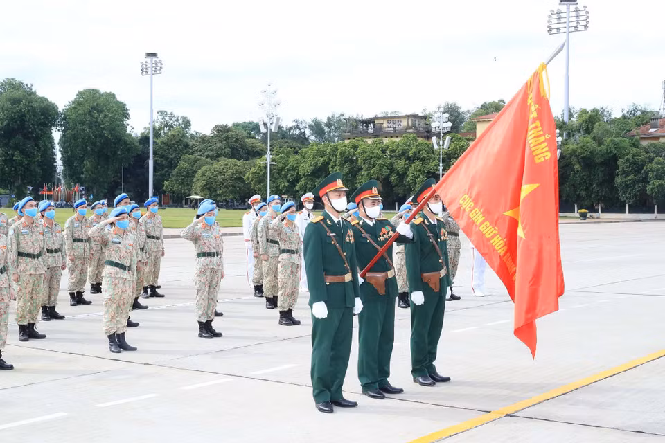Các sỹ quan của Bệnh viện dã chiến cấp 2 số 2 và làm nhiệm vụ gìn giữ hòa bình Liên hợp quốc báo công dâng Bác.(Ảnh: Trọng Đức/TTXVN)