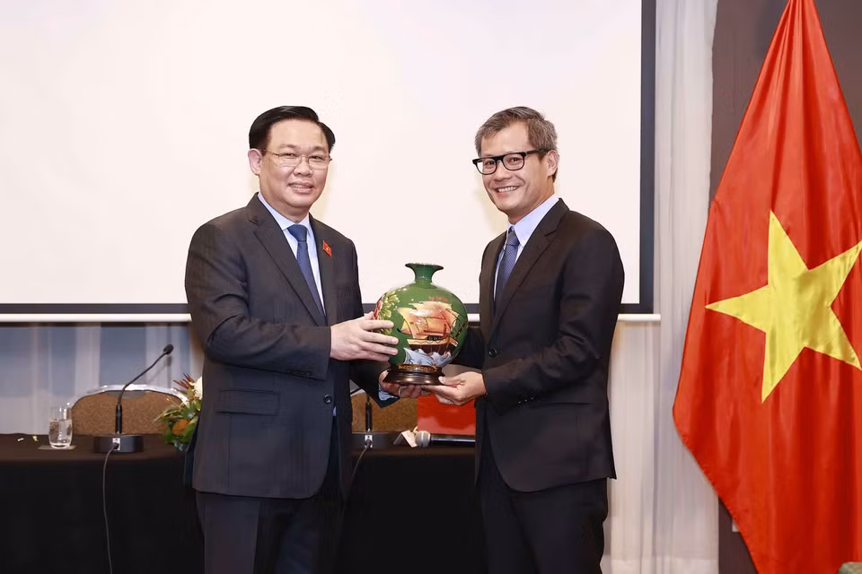 Chủ tịch Quốc hội Vương Đình Huệ tặng quà lưu niệm cho đại biểu. (Ảnh: Doãn Tấn/TTXVN)