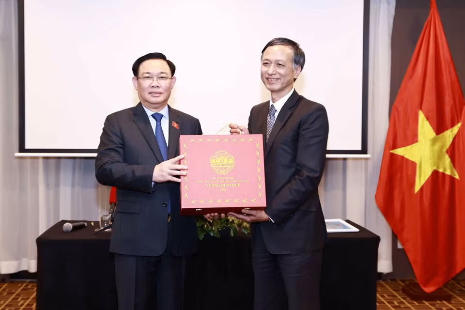 Chủ tịch Quốc hội Vương Đình Huệ tặng quà lưu niệm cho Đại sứ quán Việt Nam tại Australia. (Ảnh: Doãn Tấn/TTXVN)