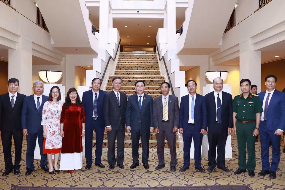 Chủ tịch Quốc hội Vương Đình Huệ với cán bộ, nhân viên Đại sứ quán Việt Nam tại Australia. (Ảnh: Doãn Tấn/TTXVN)