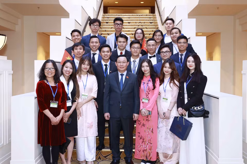 Chủ tịch Quốc hội Vương Đình Huệ với học sinh sinh, viên tại Australia. (Ảnh: Doãn Tấn/TTXVN)