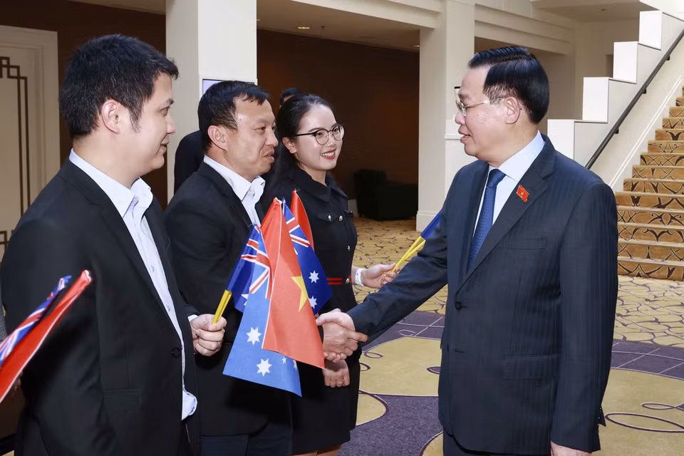 Chủ tịch Quốc hội Vương Đình Huệ với cộng đồng người Việt tại Australia. (Ảnh: Doãn Tấn/TTXVN)
