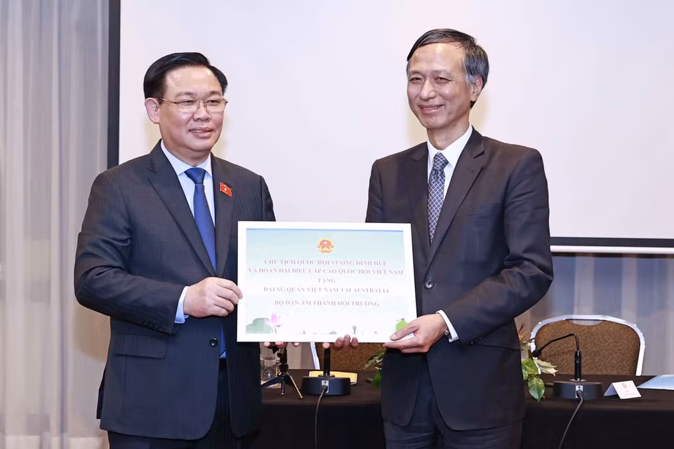 Chủ tịch Quốc hội tặng quà lưu niệm cho Đại sứ quán Việt Nam tại Australia. (Ảnh: Doãn Tấn/TTXVN)