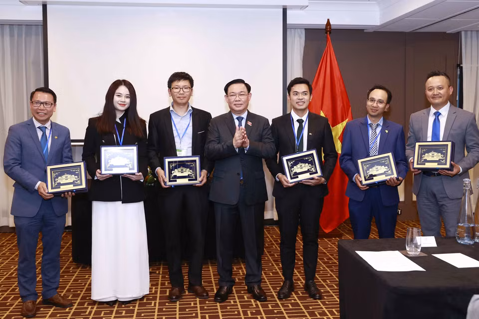 Chủ tịch Quốc hội Vương Đình Huệ tặng quà lưu niệm cho đại biểu. (Ảnh: Doãn Tấn/TTXVN)