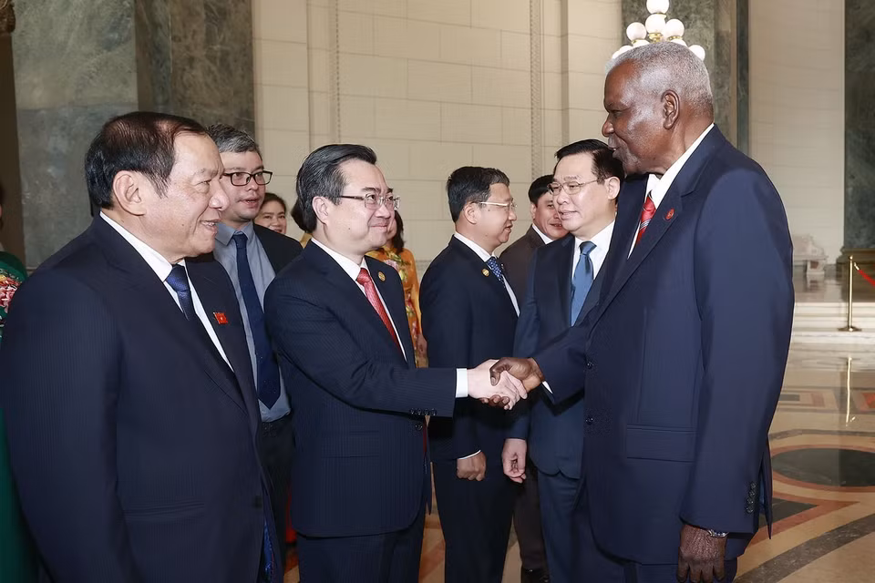 Chủ tịch Quốc hội Vương Đình Huệ giới thiệu đoàn đại biểu Việt Nam với Chủ tịch Quốc hội Chính quyền Nhân dân nước Cộng hòa Cuba Esteban Lazo Hernandez. (Ảnh: Doãn Tấn/TTXVN)