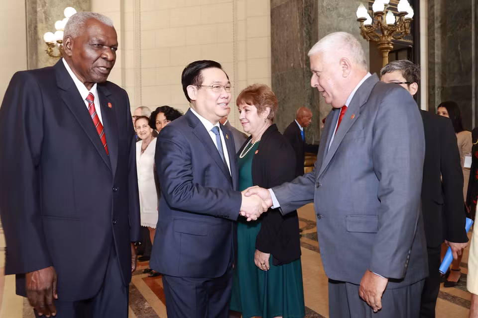 Chủ tịch Quốc hội Chính quyền Nhân dân nước Cộng hòa Cuba Esteban Lazo Hernandez giới thiệu đoàn đại biểu Cuba với Chủ tịch Quốc hội Vương Đình Huệ. (Ảnh: Doãn Tấn/TTXVN)