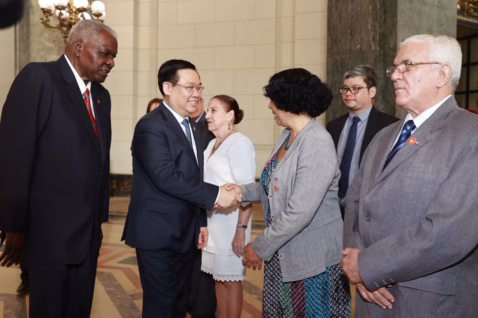 Chủ tịch Quốc hội Chính quyền Nhân dân nước Cộng hòa Cuba Esteban Lazo Hernandez giới thiệu đoàn đại biểu Cuba với Chủ tịch Quốc hội Vương Đình Huệ. (Ảnh: Doãn Tấn/TTXVN)