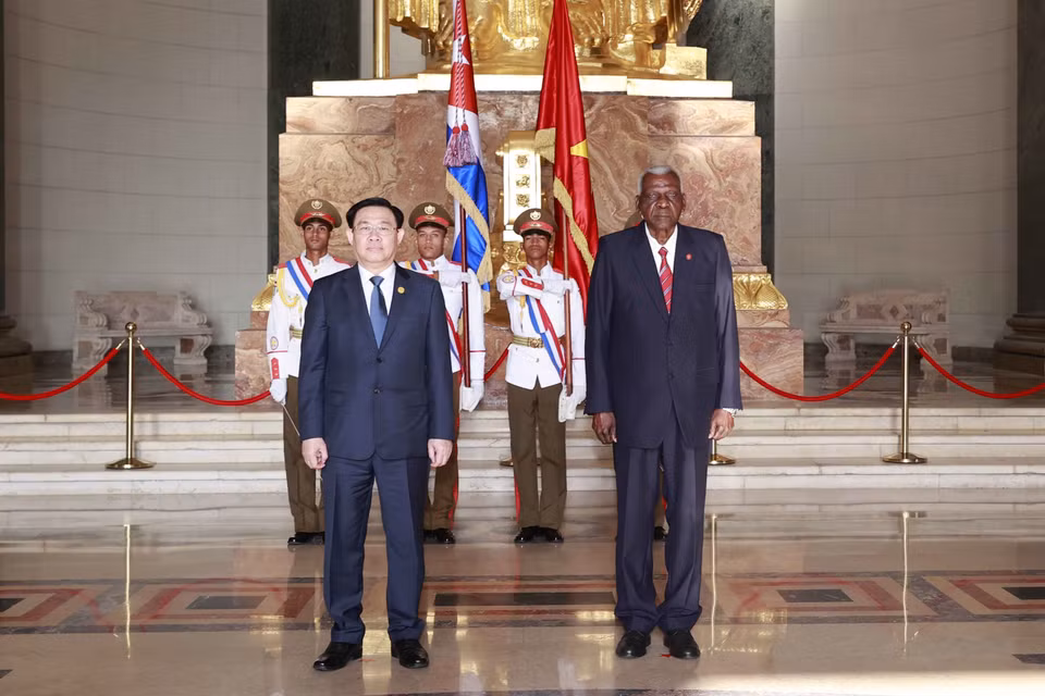 Chủ tịch Quốc hội Vương Đình Huệ và Chủ tịch Quốc hội Chính quyền Nhân dân nước Cộng hòa Cuba Esteban Lazo Hernandez chụp ảnh lưu niệm tại lễ đón. (Ảnh: Doãn Tấn/TTXVN)