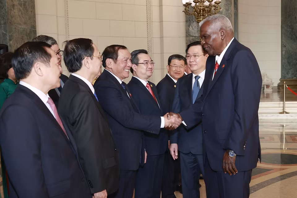 Chủ tịch Quốc hội Vương Đình Huệ giới thiệu đoàn đại biểu Việt Nam với Chủ tịch Quốc hội Chính quyền Nhân dân nước Cộng hòa Cuba Esteban Lazo Hernandez. (Ảnh: Doãn Tấn/TTXVN)