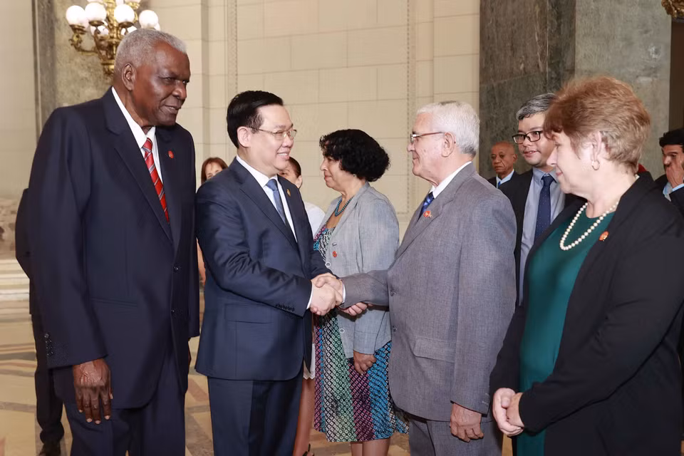 Chủ tịch Quốc hội Chính quyền Nhân dân nước Cộng hòa Cuba Esteban Lazo Hernandez giới thiệu đoàn đại biểu Cuba với Chủ tịch Quốc hội Vương Đình Huệ. (Ảnh: Doãn Tấn/TTXVN)