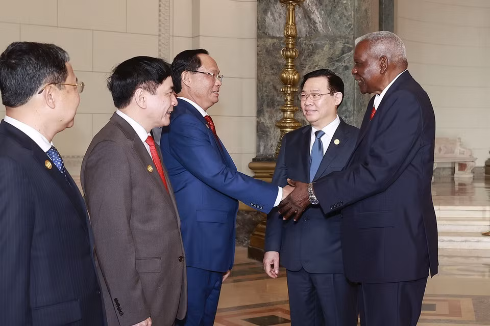 Chủ tịch Quốc hội Vương Đình Huệ giới thiệu đoàn đại biểu Việt Nam với Chủ tịch Quốc hội Chính quyền Nhân dân nước Cộng hòa Cuba Esteban Lazo Hernandez. (Ảnh: Doãn Tấn/TTXVN)