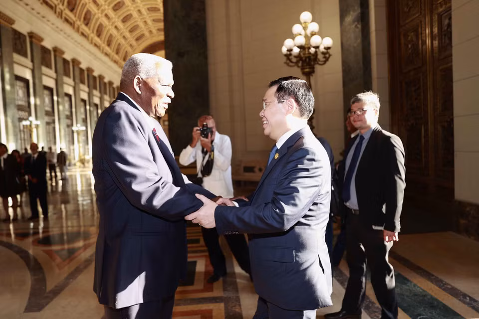 Chủ tịch Quốc hội Chính quyền Nhân dân nước Cộng hòa Cuba Esteban Lazo Hernandez đón Chủ tịch Quốc hội Vương Đình Huệ. (Ảnh: Doãn Tấn/TTXVN)