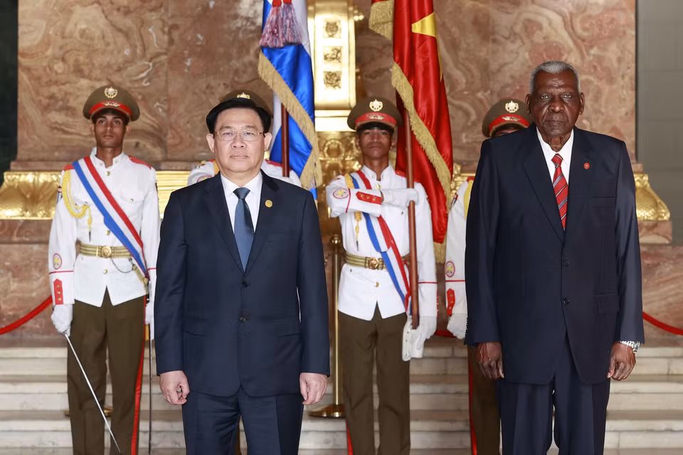 Chủ tịch Quốc hội Vương Đình Huệ và Chủ tịch Quốc hội Chính quyền Nhân dân nước Cộng hòa Cuba Esteban Lazo Hernandez tại lễ đón. (Ảnh: Doãn Tấn/TTXVN)