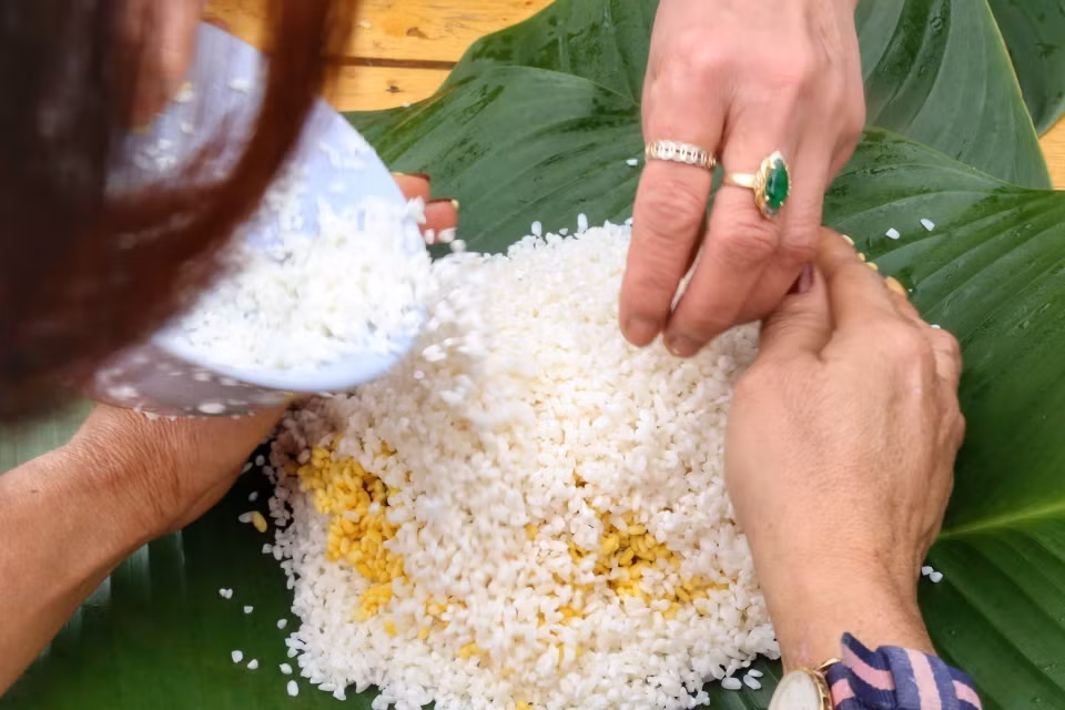 Phần thi gói, nấu bánh chưng, các đội tham gia tranh tài gói 10 chiếc bánh chưng, trong thời gian tối đa 10 phút và luộc bánh trong 5 giờ. (Ảnh: Tuấn Đức/TTXVN)