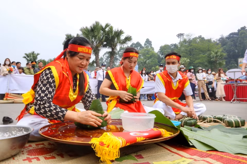 Đội thi huyện Hạ Hòa trong phần thi gói, nấu bánh chưng. (Ảnh: Tuấn Đức/TTXVN)