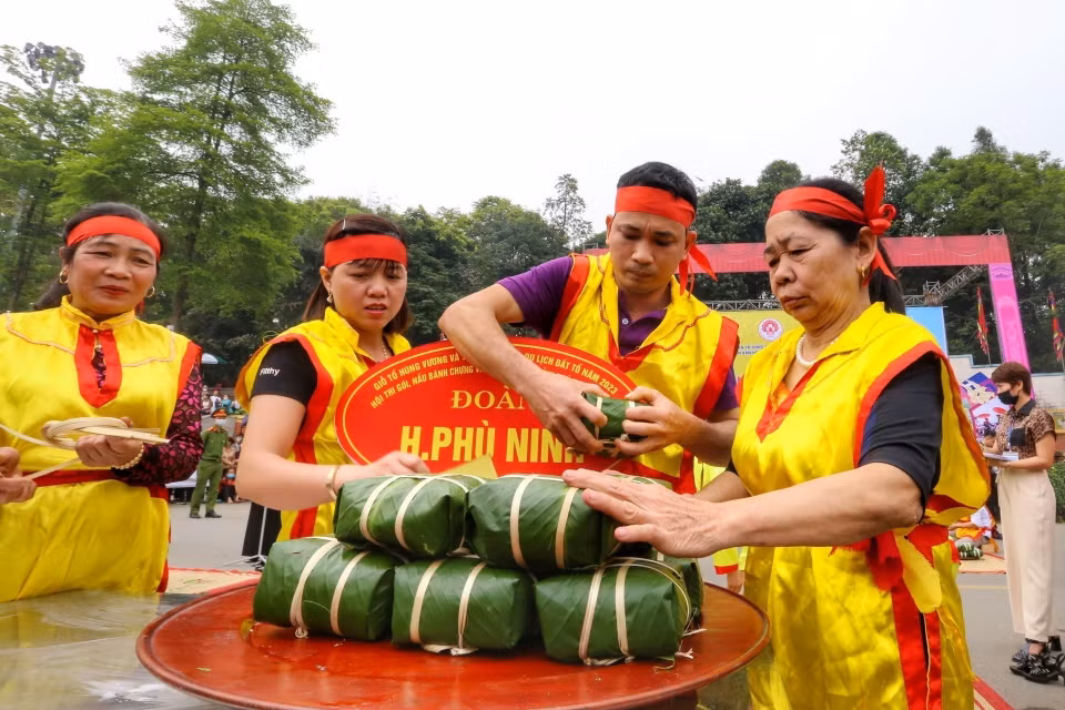 Đội thi huyện Phù Ninh hoàn thành phần gói bánh của mình. (Ảnh: Tuấn Đức/TTXVN)