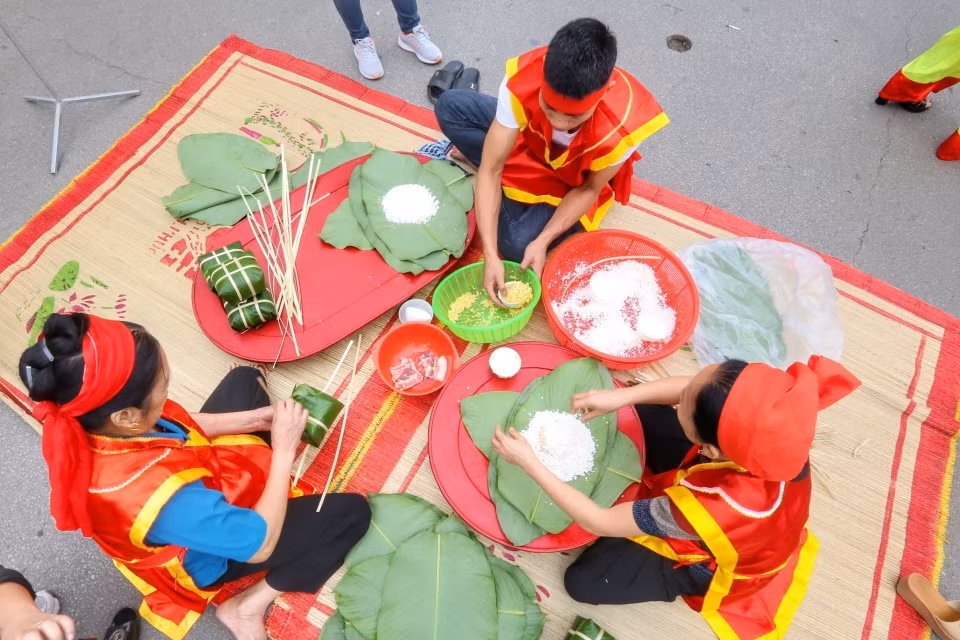 Đội thi huyện Thanh Thủy trong phần thi gói, nấu bánh chưng. (Ảnh: Tuấn Đức/TTXVN)