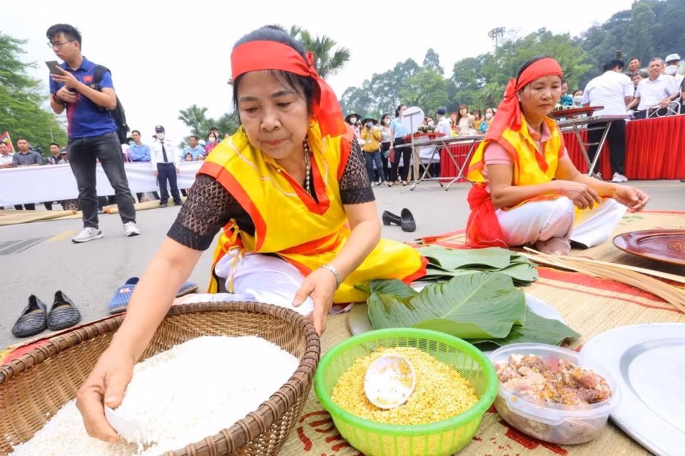 Đội thi huyện Thanh Ba trong phần thi gói, nấu bánh chưng. (Ảnh: Tuấn Đức/TTXVN)