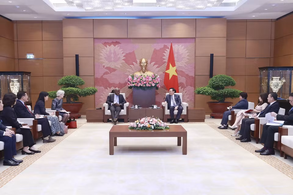 Chủ tịch Quốc hội Vương Đình Huệ tiếp ông Gilbert F. Houngbo, Tổng Giám đốc ILO. (Ảnh: Doãn Tấn/TTXVN)