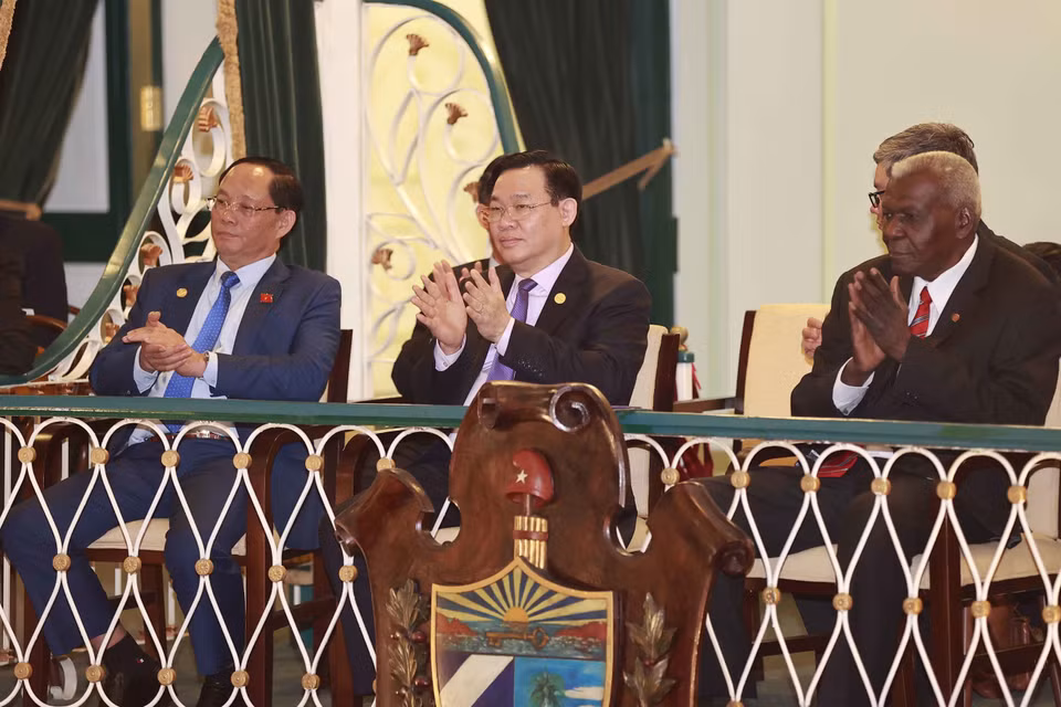 Chủ tịch Quốc hội Vương Đình Huệ và Chủ tịch Quốc hội Cộng hòa Cuba Esteban Lazo Hernandez dự chương trình. (Ảnh: Doãn Tấn/TTXVN)
