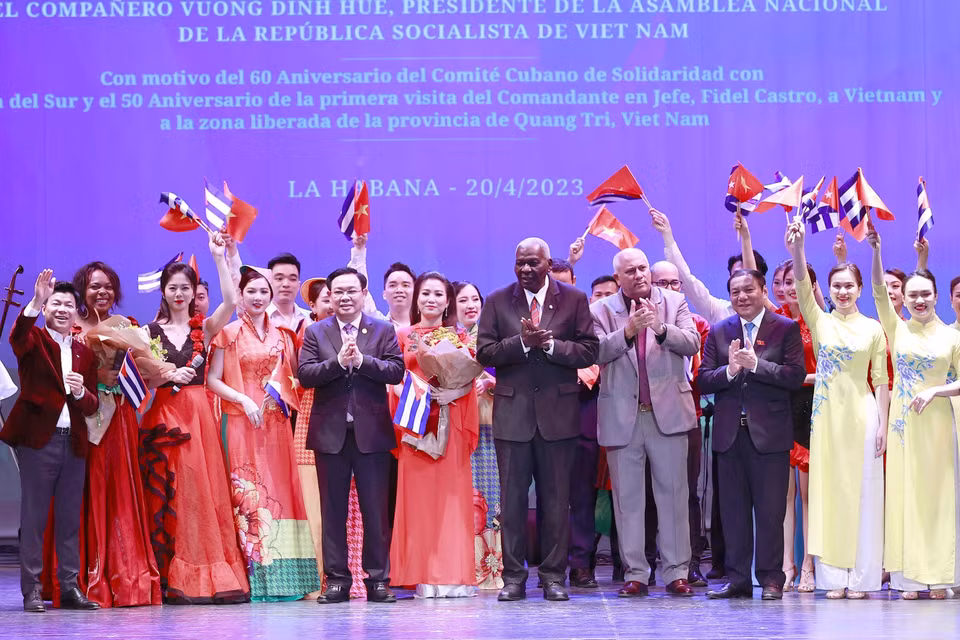 Chủ tịch Quốc hội Vương Đình Huệ và Chủ tịch Quốc hội Cộng hòa Cuba Esteban Lazo Hernandez tặng hoa các nghệ sỹ biểu diễn nghệ thuật. (Ảnh: Doãn Tấn/TTXVN)
