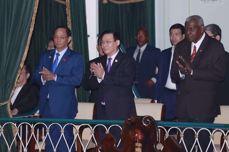 Chủ tịch Quốc hội Vương Đình Huệ và Chủ tịch Quốc hội Cộng hòa Cuba Esteban Lazo Hernandez dự chương trình. (Ảnh: Doãn Tấn/TTXVN)