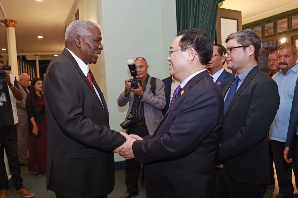 Chủ tịch Quốc hội Vương Đình Huệ và Chủ tịch Quốc hội Cộng hòa Cuba Esteban Lazo Hernandez đến dự chương trình. (Ảnh: Doãn Tấn/TTXVN)
