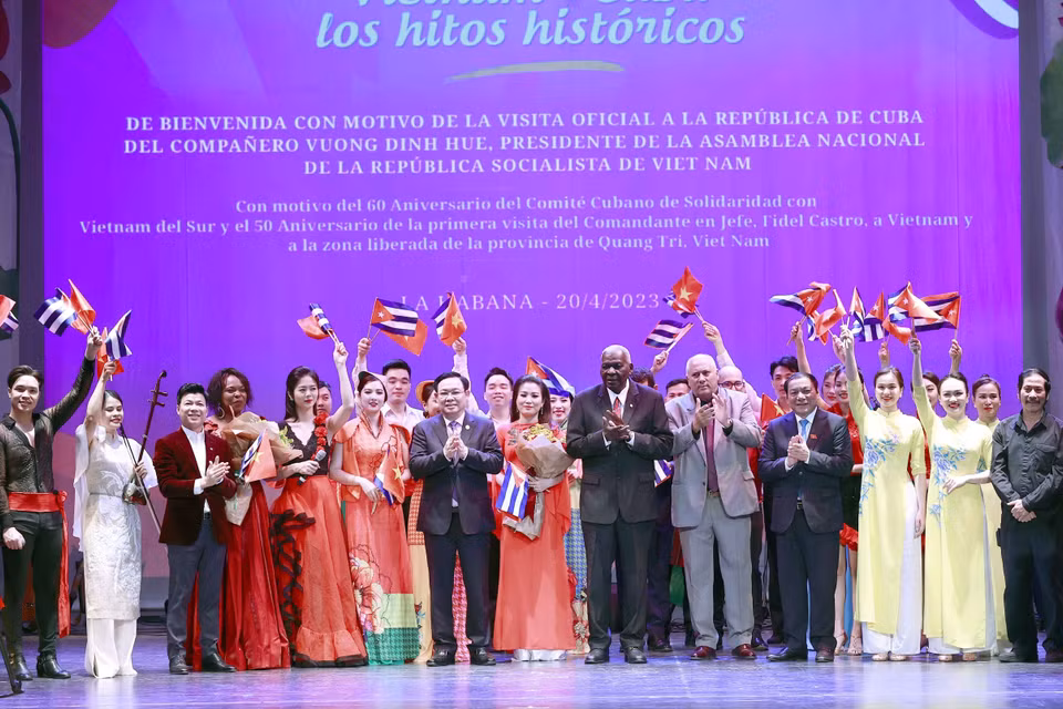 Chủ tịch Quốc hội Vương Đình Huệ và Chủ tịch Quốc hội Cộng hòa Cuba Esteban Lazo Hernandez tặng hoa các nghệ sỹ biểu diễn nghệ thuật. (Ảnh: Doãn Tấn/TTXVN)