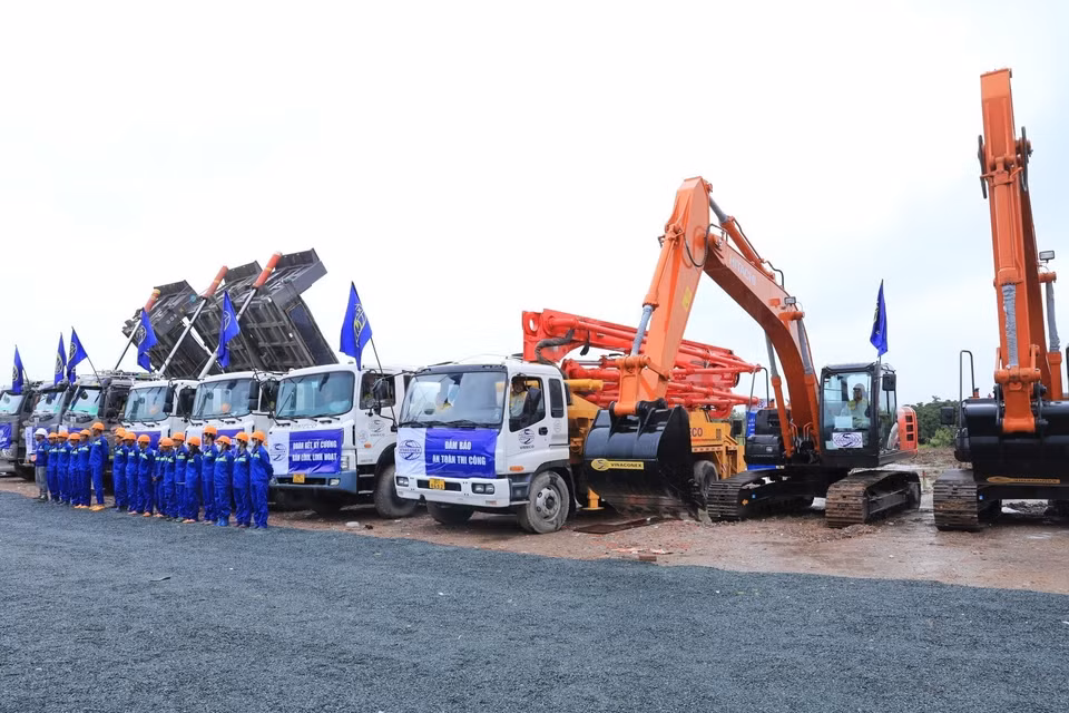 Công nhân và các phương tiện máy móc tham gia lễ khởi công. (Ảnh: Tuấn Anh/TTXVN)