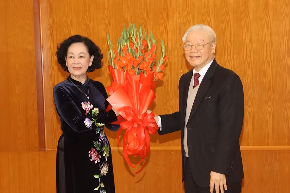Tổng Bí thư Nguyễn Phú Trọng chúc mừng Thường trực Ban Bí thư Trương Thị Mai. (Ảnh: Trí Dũng/TTXVN)