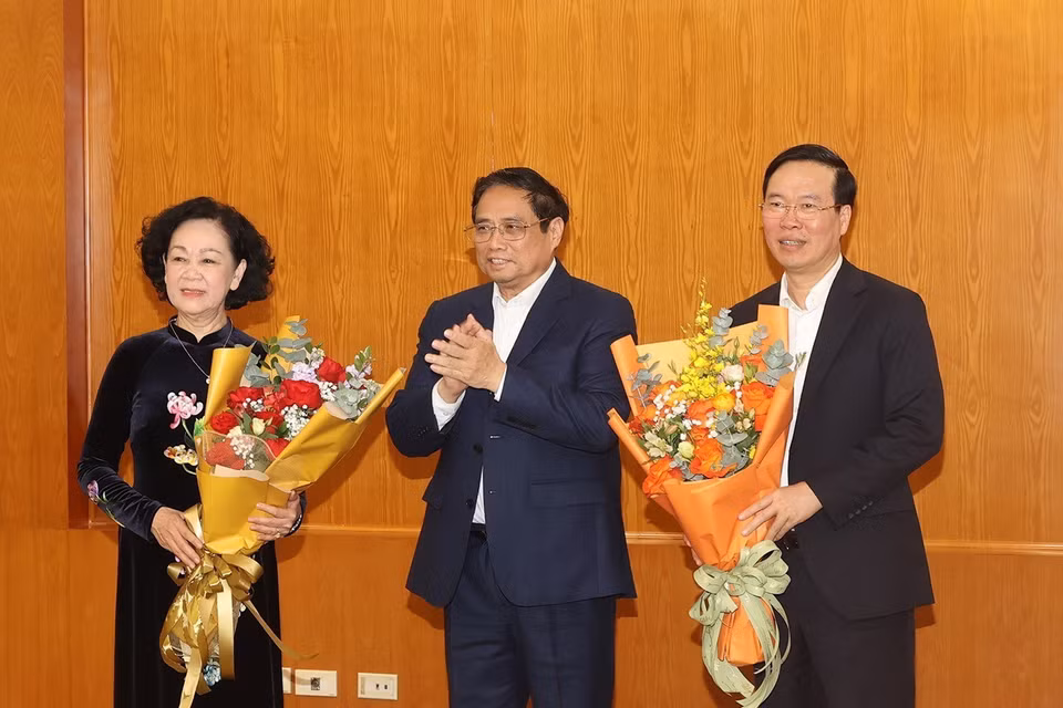 Ủy viên Bộ Chính trị, Thủ tướng Chính phủ Phạm Minh Chính chúc mừng đồng chí Võ Văn Thưởng, Ủy viên Bộ Chính trị, Chủ tịch nước và đồng chí Trương Thị Mai, Ủy viên Bộ Chính trị, Thường trực Ban Bí thư. (Ảnh: Trí Dũng/TTXVN)