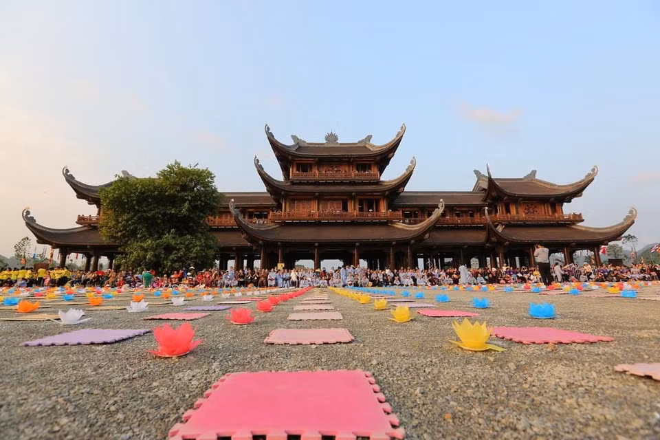 Các tăng ni, Phân tử chuẩn bị sẵn sàng cho Đại lễ hoa đăng cầu nguyện hòa bình thế giới. (Ảnh: Thành Đạt/TTXVN)
