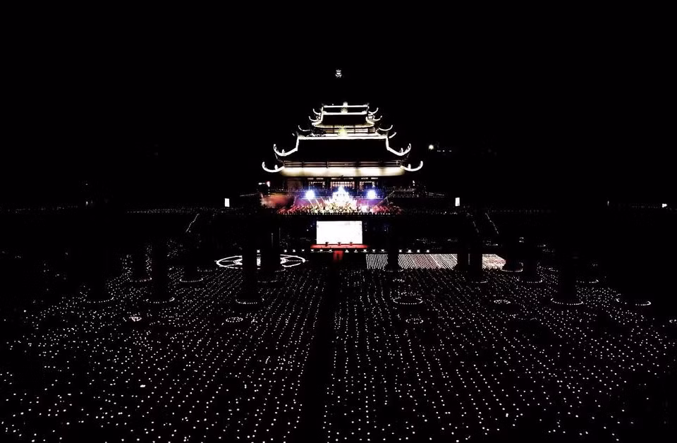 Toàn cảnh Đại lễ hoa đăng cầu nguyện hòa bình thế giới. (Ảnh: Thành Đạt/TTXVN)