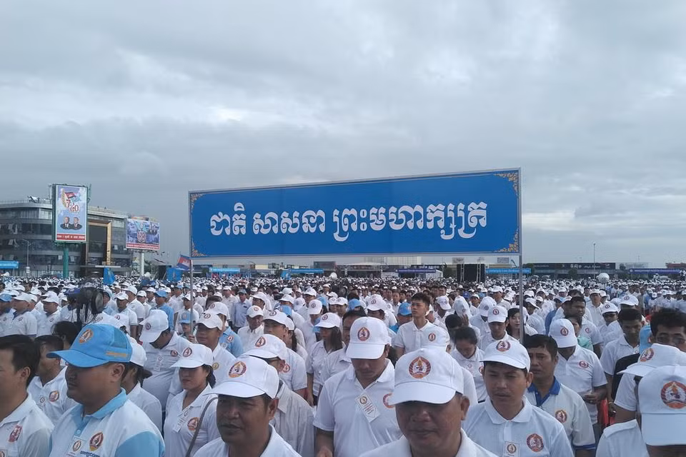 Khoảng 3 vạn đảng viên và người ủng hộ CPP tham dự buổi lễ. (Ảnh: TTXVN)