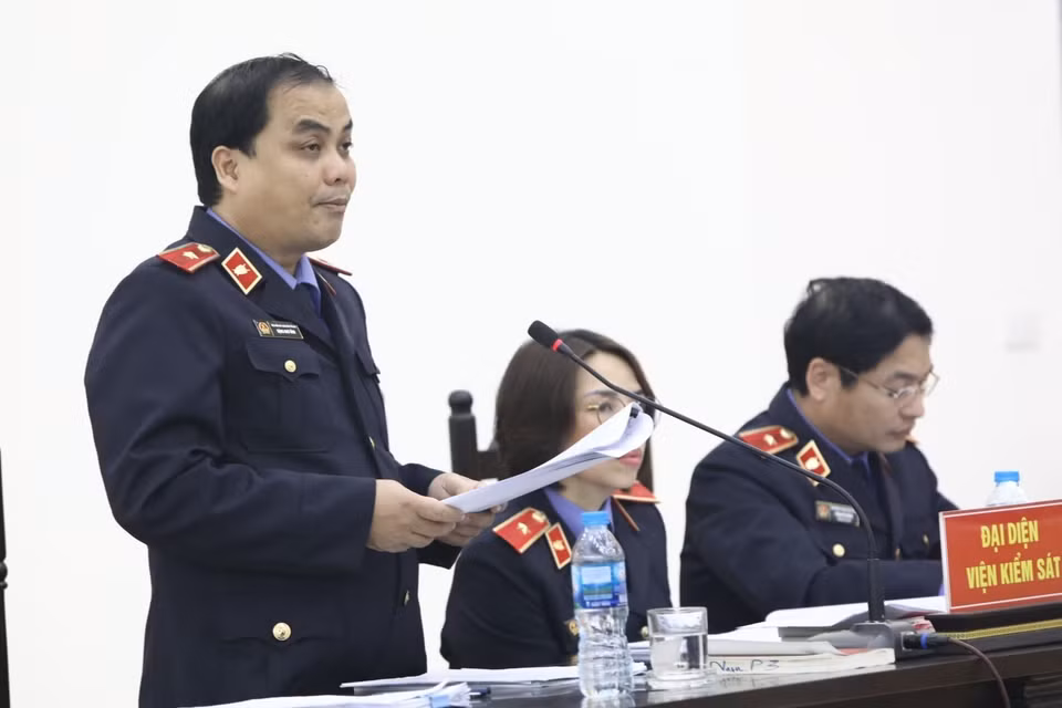 Kiểm sát viên Đặng Như Vĩnh, đại diện Viện Kiểm sát nhân dân tối cao đọc cáo trạng các bị cáo. (Ảnh: Văn Điệp/TTXVN)